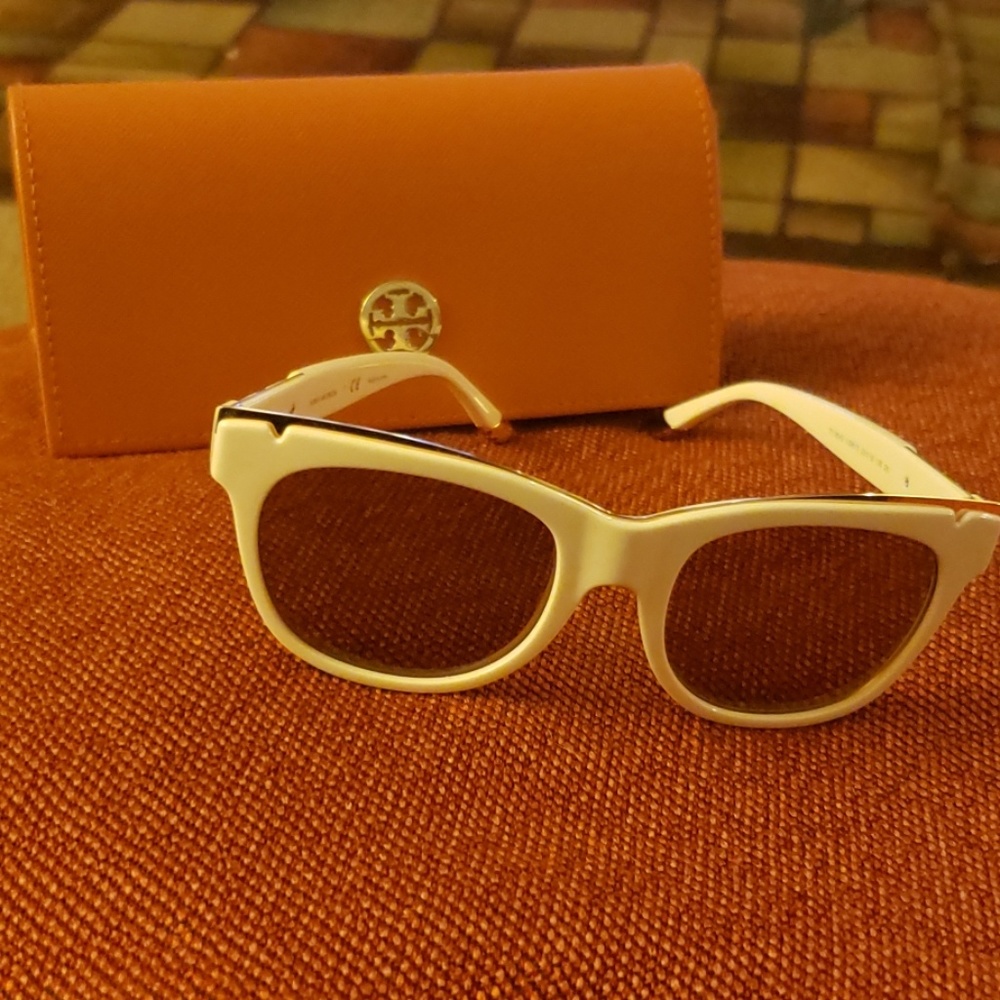 New Tory Burch womens sun glasses
